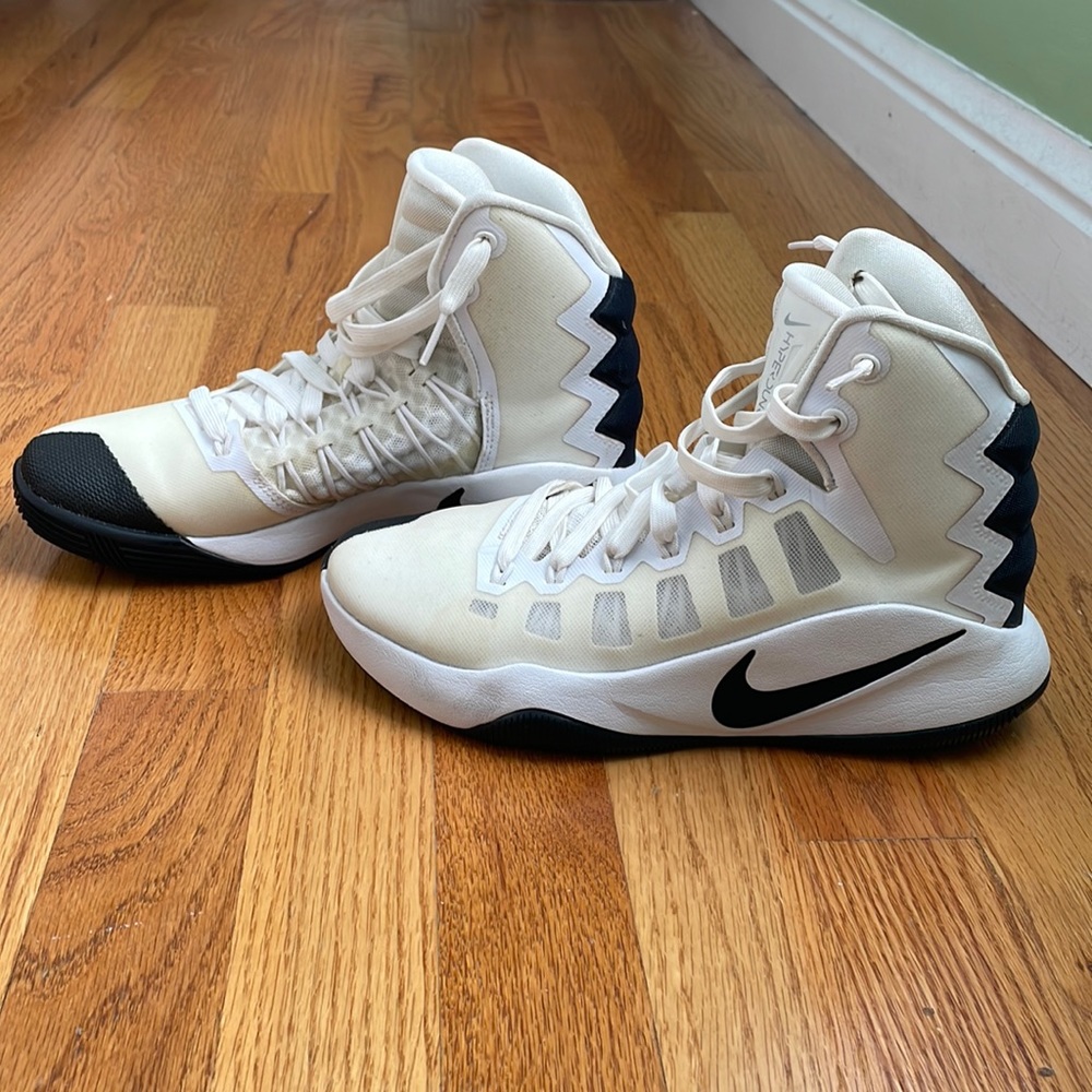 Women’s basketball shoes